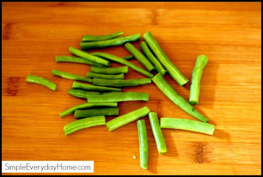 green beans on a cutting board